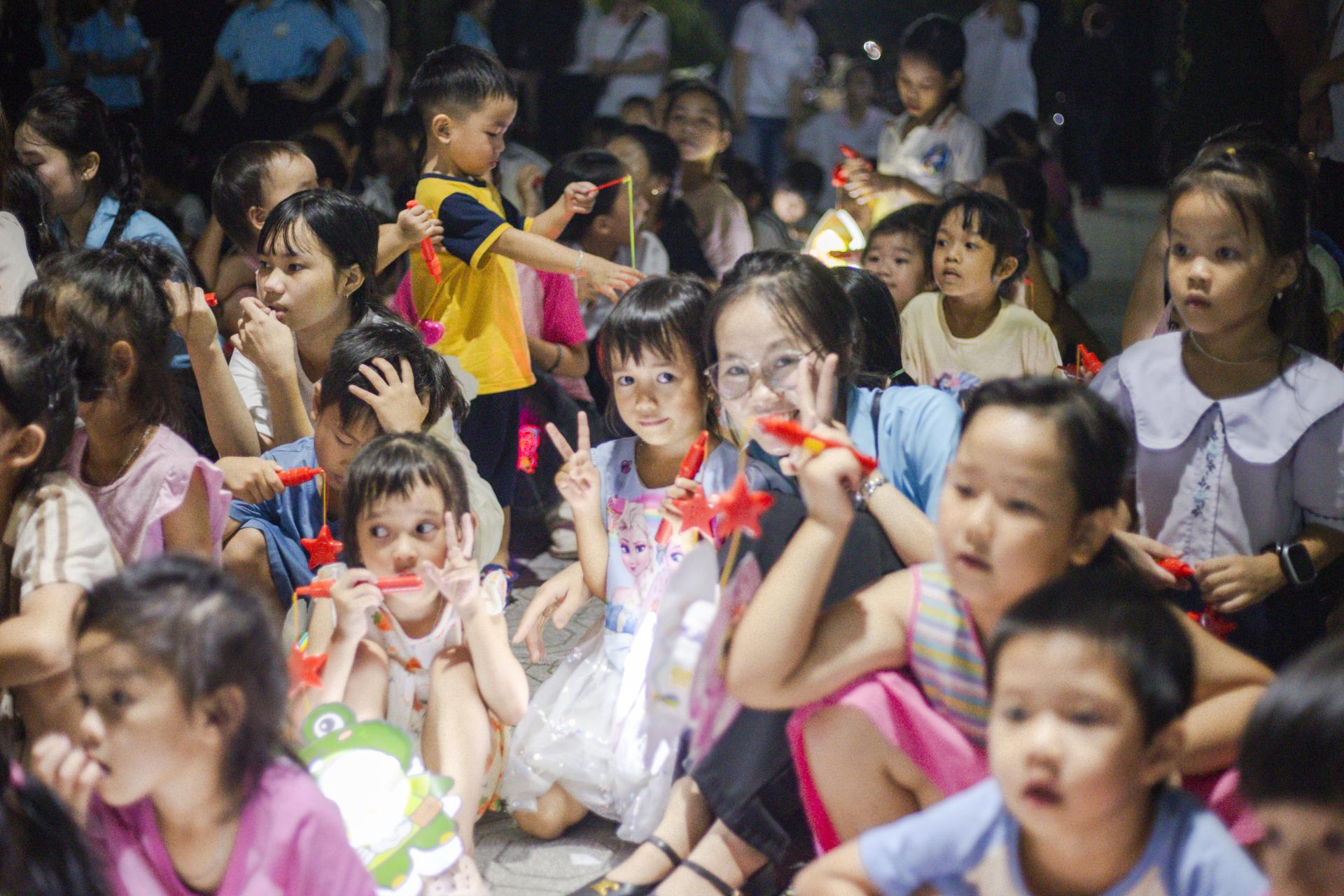 Trung thu cho em – Khi niềm vui được thắp lên từ những ánh đèn nhỏ